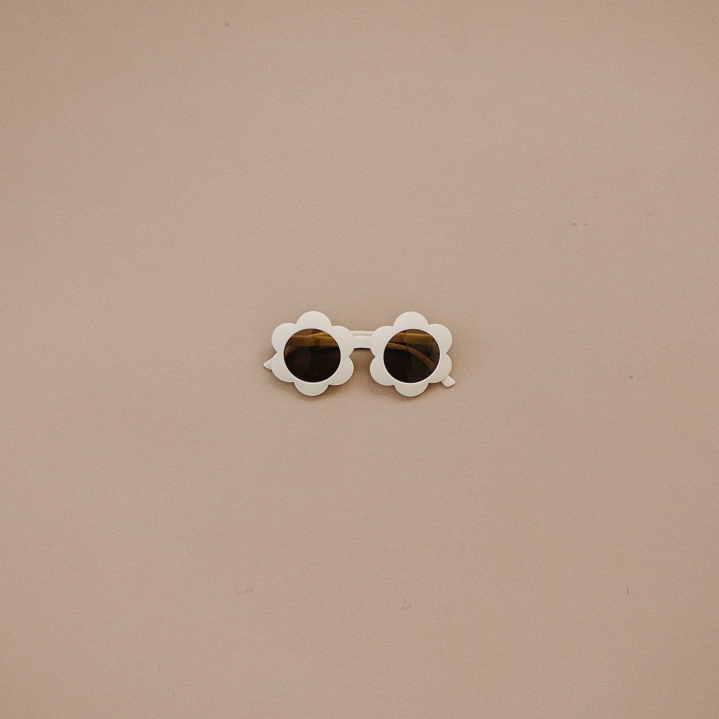 Deer Grace Flower Sun Glasses Deer Grace Cream
